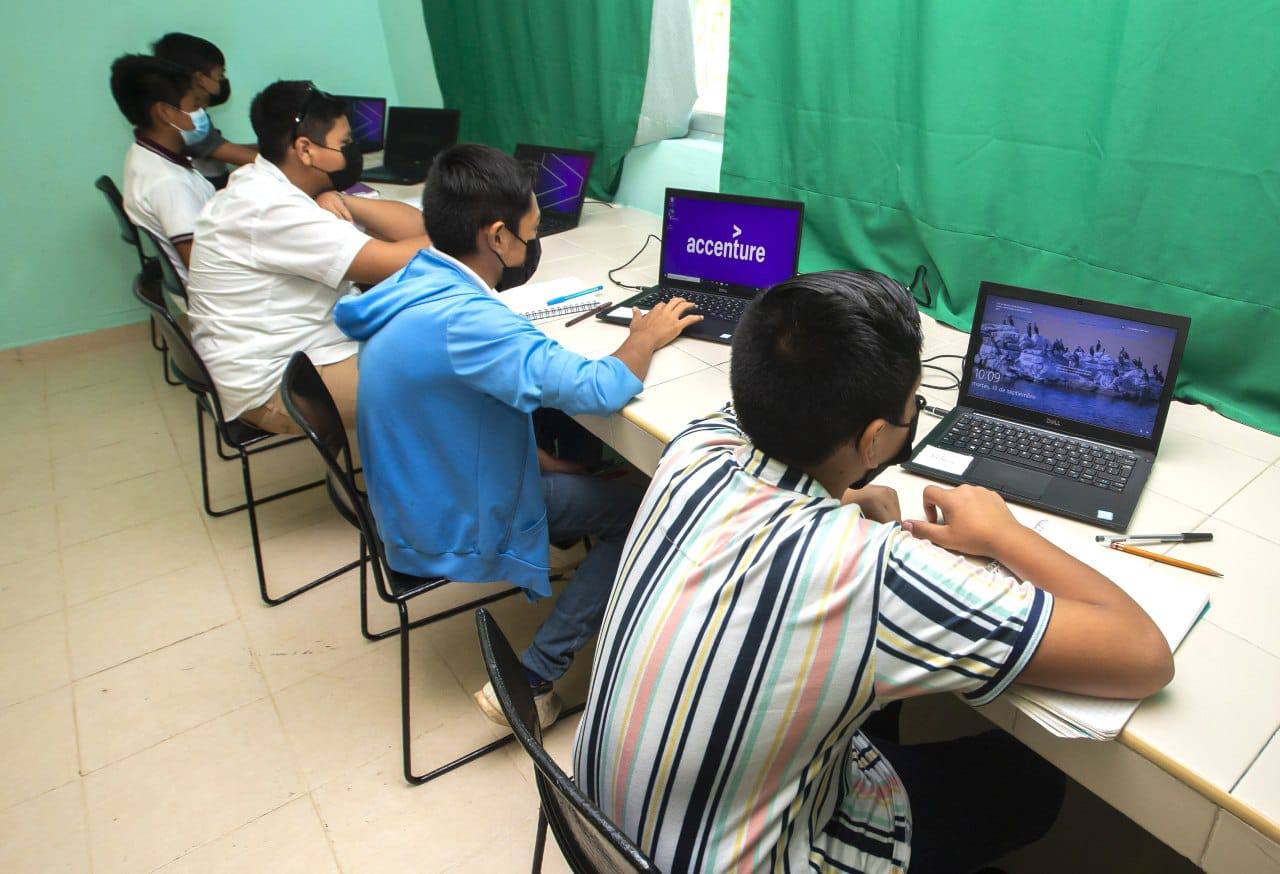 Estudiantes De Secundaria De Espita Reciben Laptops Para Impulsar Sus