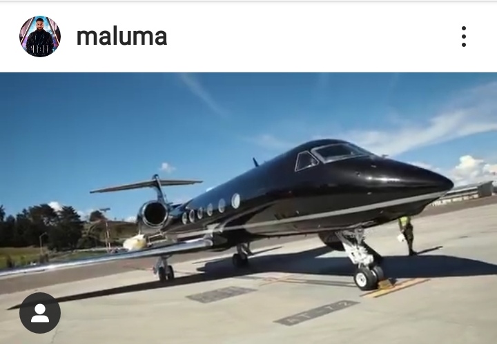 Maluma presenta emocionado su nuevo avión privado