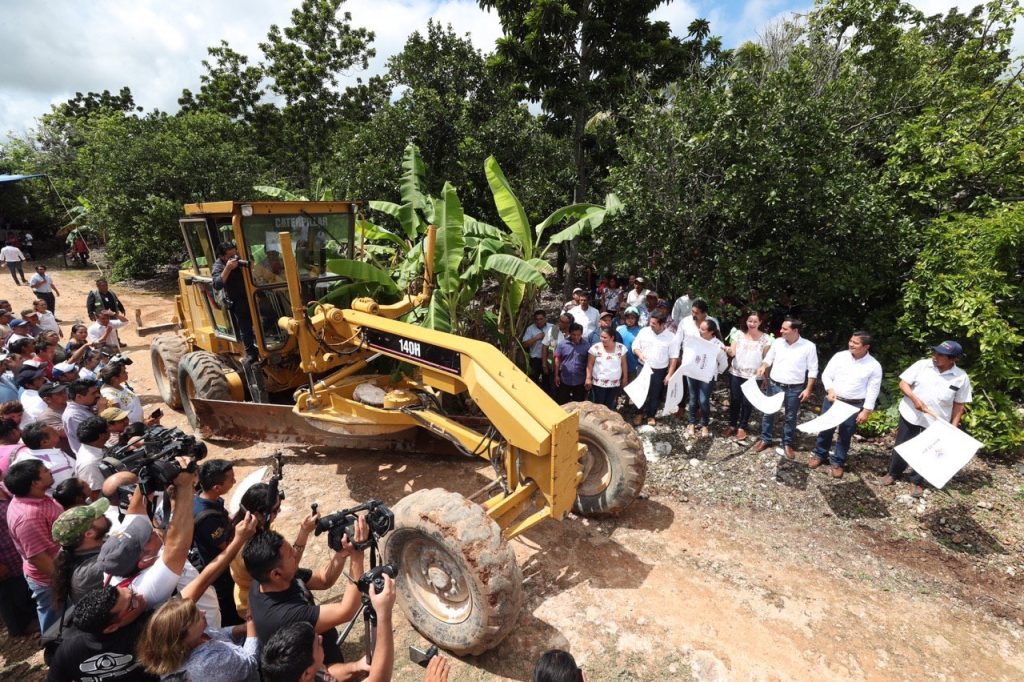 El Gobernador Mauricio Vila pone en marcha la construcción de 73.6 kilómetros de caminos rurales saca cosechas