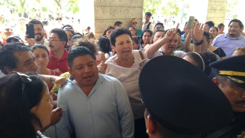 “Pseudolíder” magisterial ofrece llevar acarreados a las manifestaciones de jubilados del Isstey