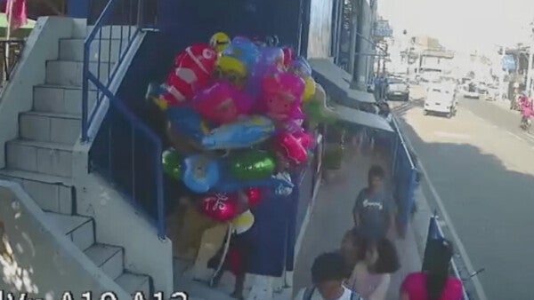 En Filipinas, adolescentes prenden fuego a un vendedor de globos “por diversión” y éste los perdona