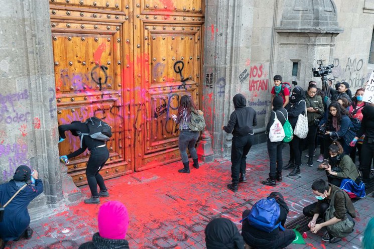 Feministas protestan contra López Obrador y pintan Palacio Nacional