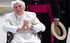 Benedicto XVI no está grave, pero ya escogió la tumba donde reposará su cuerpo