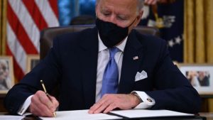 Joe Biden toma posesión y empieza a revertir las políticas de Trump