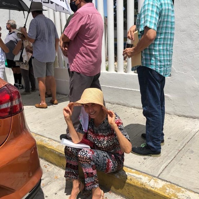 Florinda Meza hace cola para recibir la vacuna anticovid