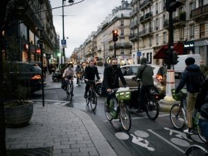 Francia dará primas a los que desguacen un coche para comprar una bicicleta