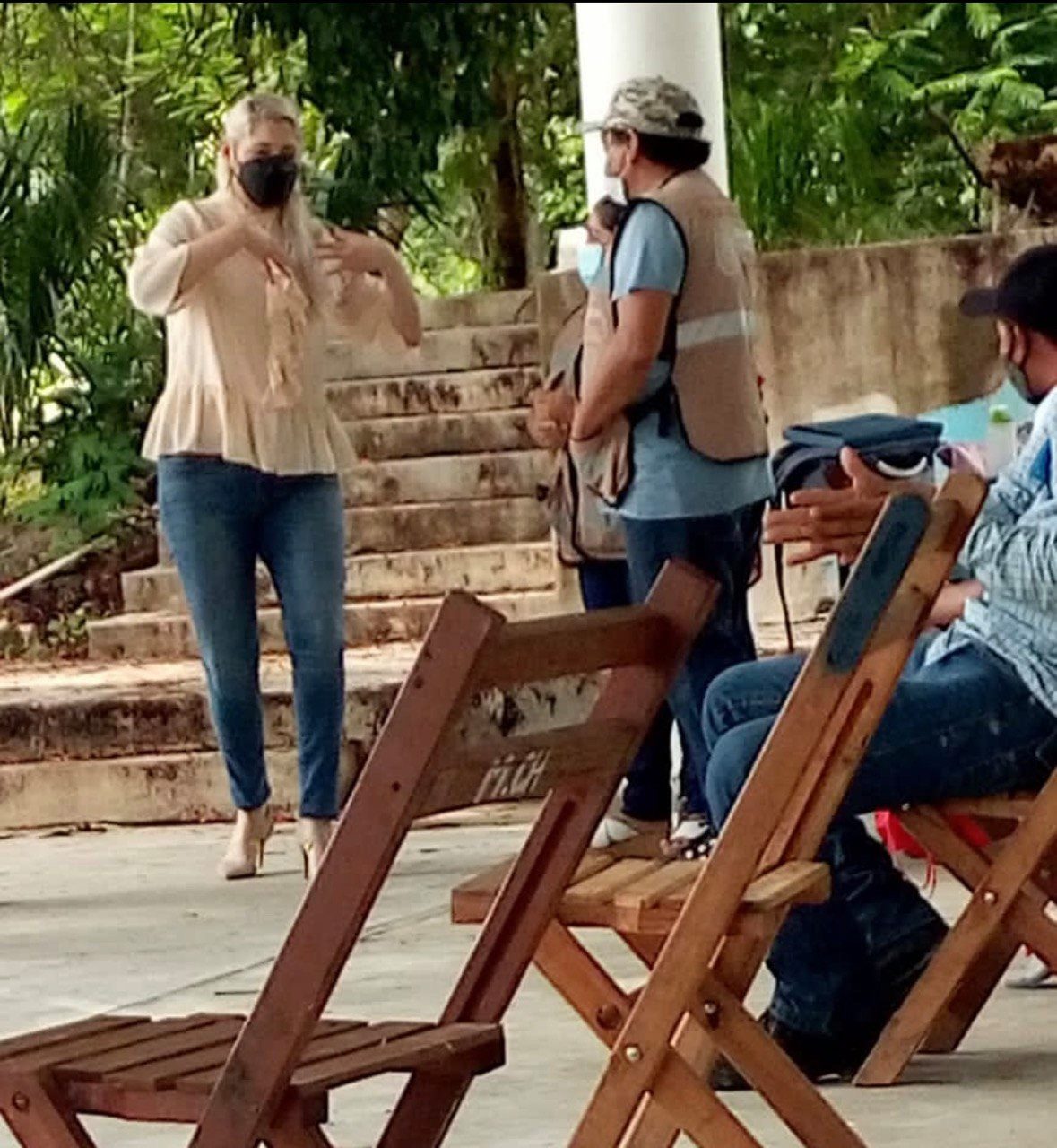 Verónica Camino se vacuna en Cantamayec afectando a un poblador al que le quita el derecho de recibir el biológico