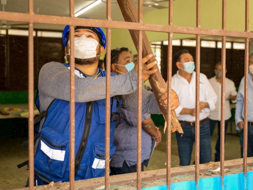 Limpian, barren y desinfectan las escuelas