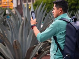 Crean mochila solar de nopal para cargar celulares; da internet y luz en aulas rurales