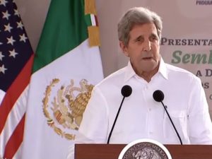 Se lo dicen en su cara: John Kerry defiende la energía eólica y solar ante López Obrador