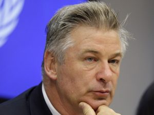 El arma que disparó Alec Baldwin tenía más balas y la fiscal no descartó presentar cargos criminales contra el actor