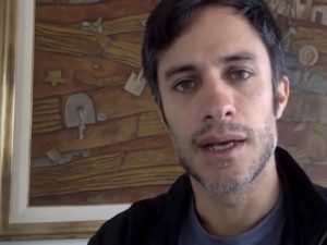 Gael García gana batalla a Johnnie Walker; se quedará al menos con 40% de sus ventas por un año