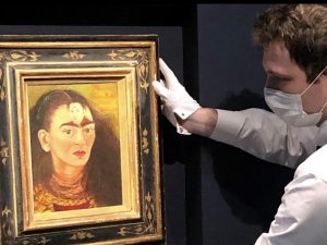 Autorretrato de Frida Kahlo se vende en precio récord de 34.9 millones de dólares