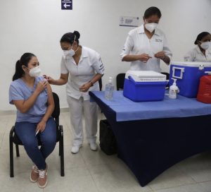 Personal de salud de hospitales públicos y de los privados que atienden área Covid recibirán vacuna de refuerzo contra el Coronavirus