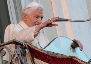 El Vaticano afirma que Benedicto XVI condenó los abusos a menores y se reunió con las víctimas