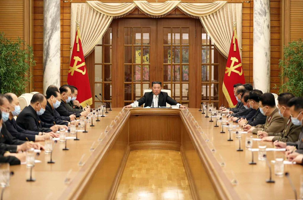 Corea del Norte reporta primer caso de covid-19; Kim Jong-un decreta confinamiento nacional