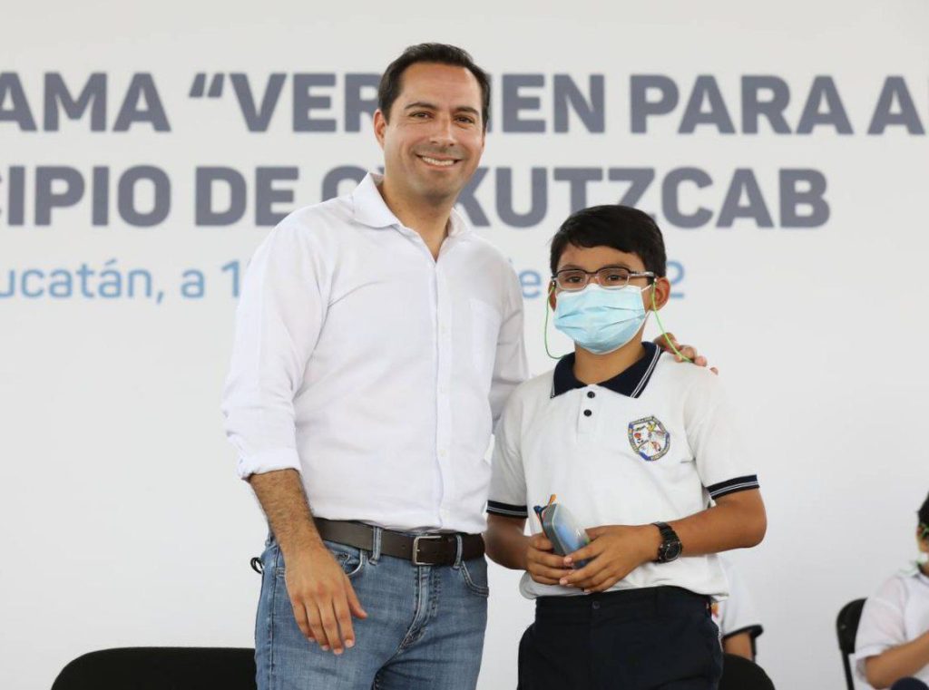 El Gobernador Mauricio Vila Dosal entregó lentes gratuitos a niñas, niños y adolescentes de Yucatán para garantizar un mejor desempeño escolar