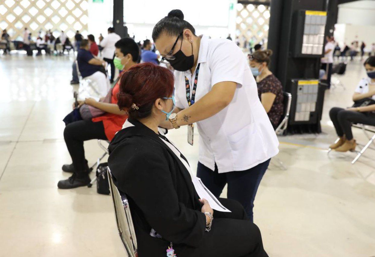 Acuden personas de 18 a 39 años de Mérida a recibir la cuarta dosis de refuerzo contra el Coronavirus￼