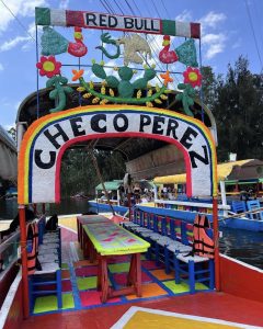 En Xochimilco le hacen un homenaje al piloto mexicano Checo Pérez