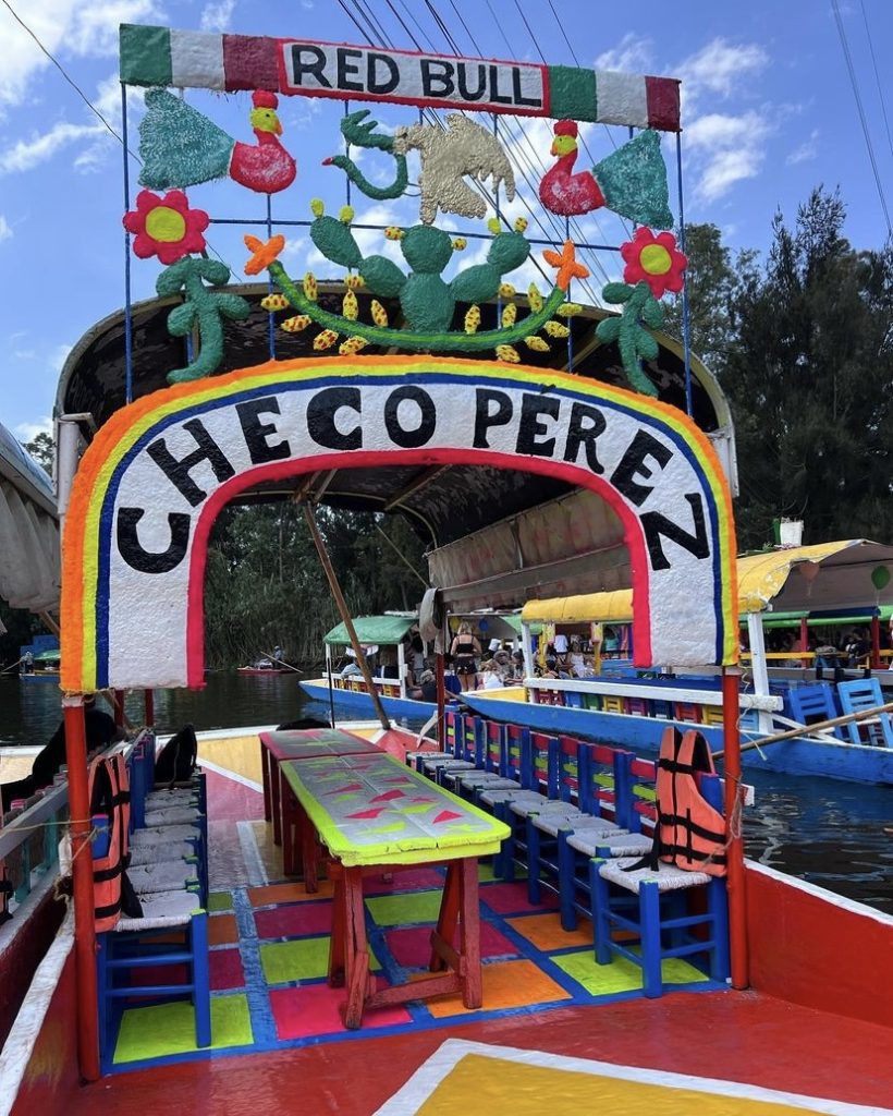 En Xochimilco le hacen un homenaje al piloto mexicano Checo Pérez