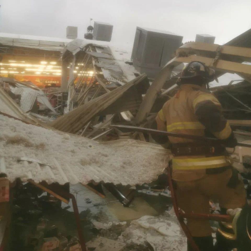 Cae techo de supermercado tras granizada en la CDMX