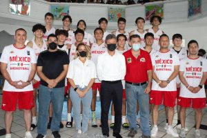 La selección mexicana de básquetbol U-15 firma autógrafos y juega en Ticul, Tizimín y Progreso