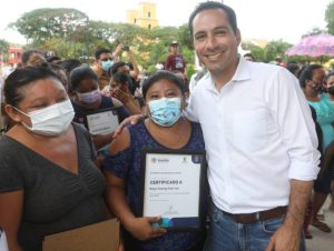 El Gobernador Mauricio Vila Dosal lleva al interior del estado apoyo económico y alimenticio a pacientes con cáncer que se atienden en el Hospital General Dr. Agustín O´Horán