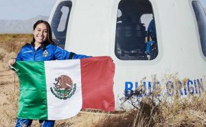 Katya Echazarreta dona al planetario de Jalisco la bandera de México que llevó al espacio