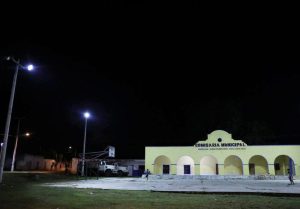 Cumple Vila Dosal la promesa de mejorar el alumbrado público y colocar luminarias nuevas en Cholul, comisaría de Cantamayec   