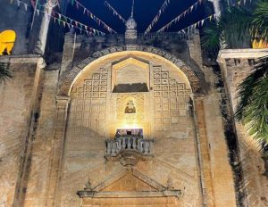 Con nueva iluminación, se resalta la belleza arquitectónica de la iglesia de Nuestra Señora de la Asunción del municipio de Peto