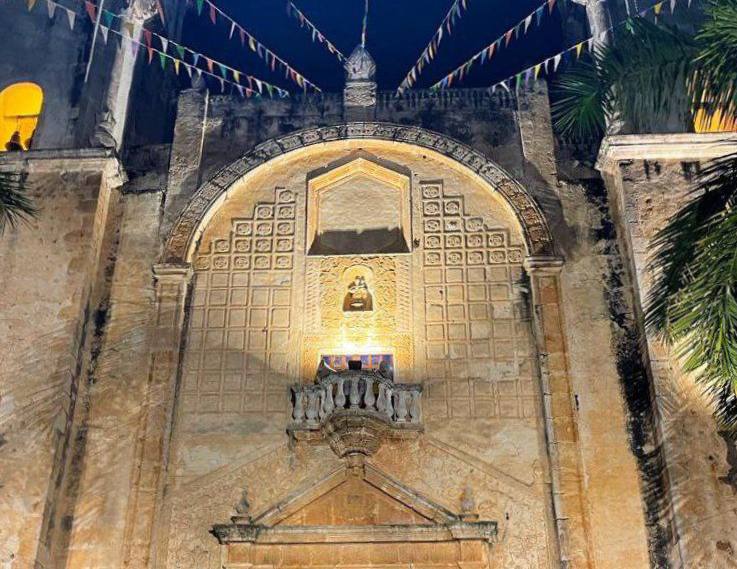 Con nueva iluminación, se resalta la belleza arquitectónica de la iglesia de Nuestra Señora de la Asunción del municipio de Peto