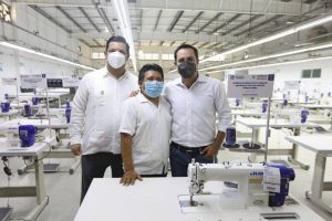 El Gobernador Mauricio Vila Dosal entregó máquinas de coser y equipo a productores encargados de confeccionar los uniformes del programa Impulso Escolar￼