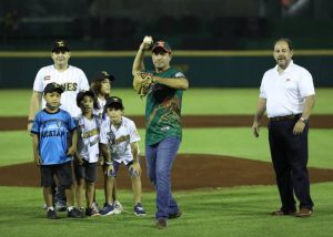 El Gobernador Mauricio Vila Dosal realiza el lanzamiento de la primera bola de la serie por el campeonato de la zona sur de la Liga Mexicana de Béisbol￼