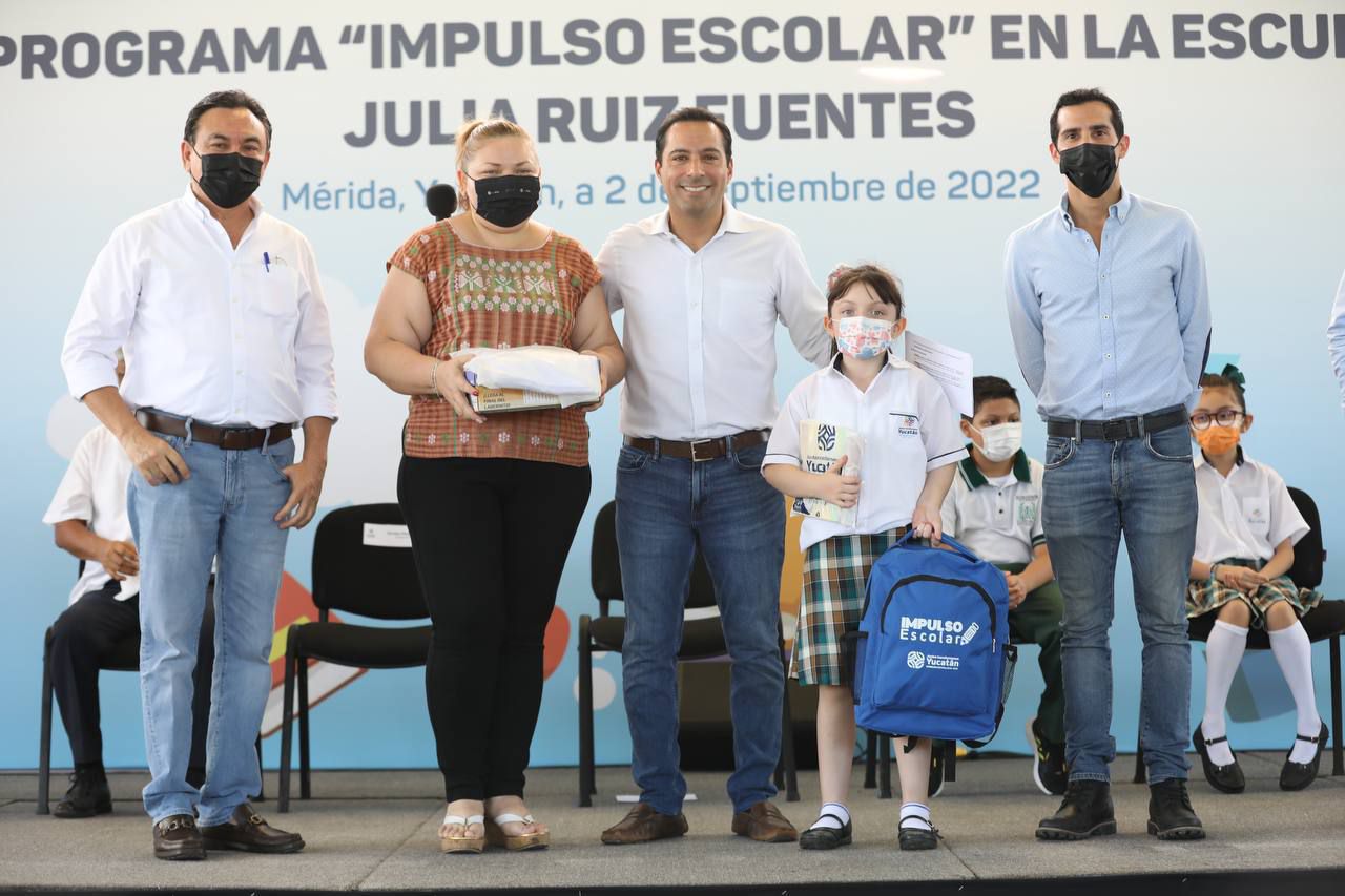 El Gobernador Mauricio Vila Dosal continúa entregando uniformes y paquetes de útiles escolares del programa Impulso Escolar