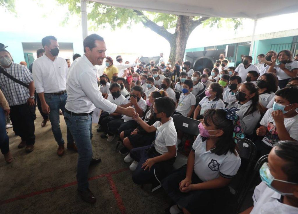 Continúa la entrega de apoyos de “Impulso Escolar” a los estudiantes yucatecos