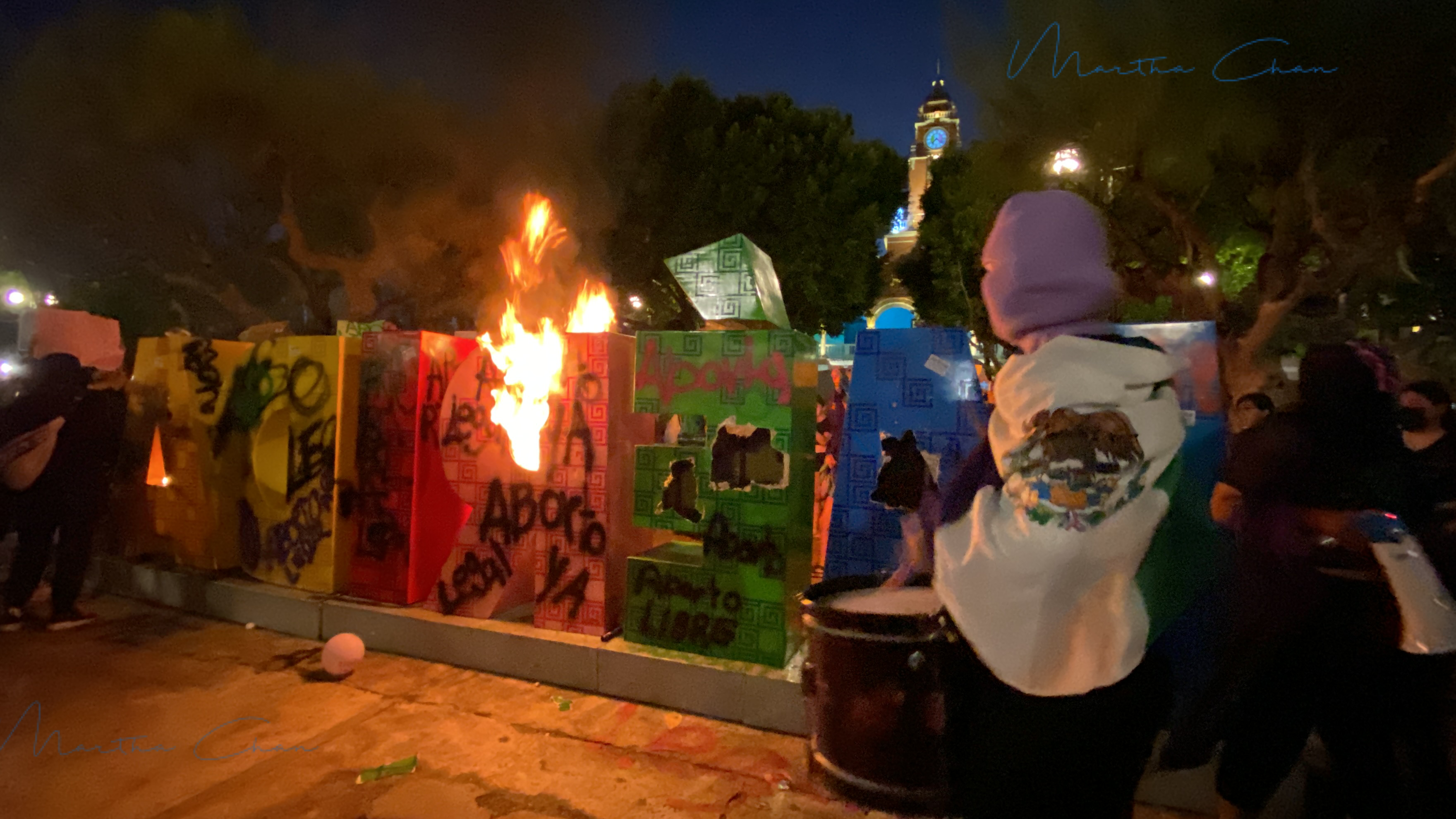 Denuncian la quema de las letras turísticas en la Plaza Grande, realizado por un grupo de abortistas