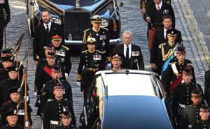 El Rey Carlos III preside el cortejo fúnebre de su madre Isabel II por las calles de  Edimburgo 