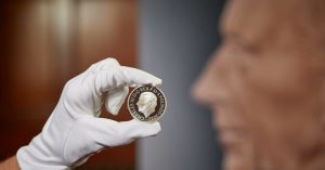 Presentan la moneda con la imagen del rey Carlos III