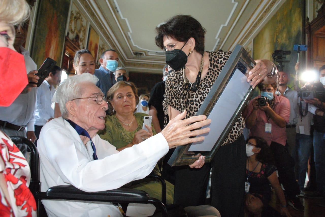 Entregan la Medalla “Eligio Ancona” 2022 a Roldán Peniche 