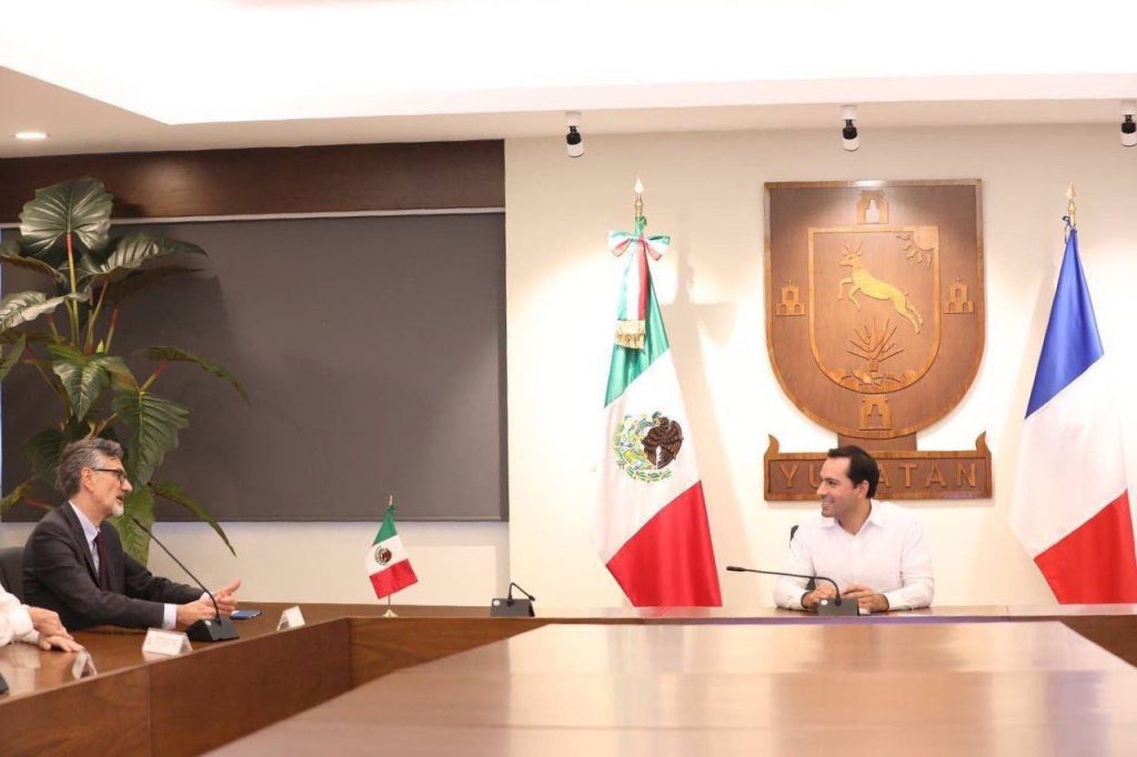 Vila Dosal y el embajador de Francia en México, Jean-Pierre Asvazadourian revisan los proyectos que ambas naciones tienen en conjunto