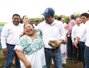 Vila refrenda su respaldo a las familias yucatecas en gira por Tekax