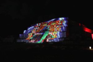 Inaugura Vila Dosal el videomapping “Pasos de luz” en la zona arqueológica Dzibilchaltún