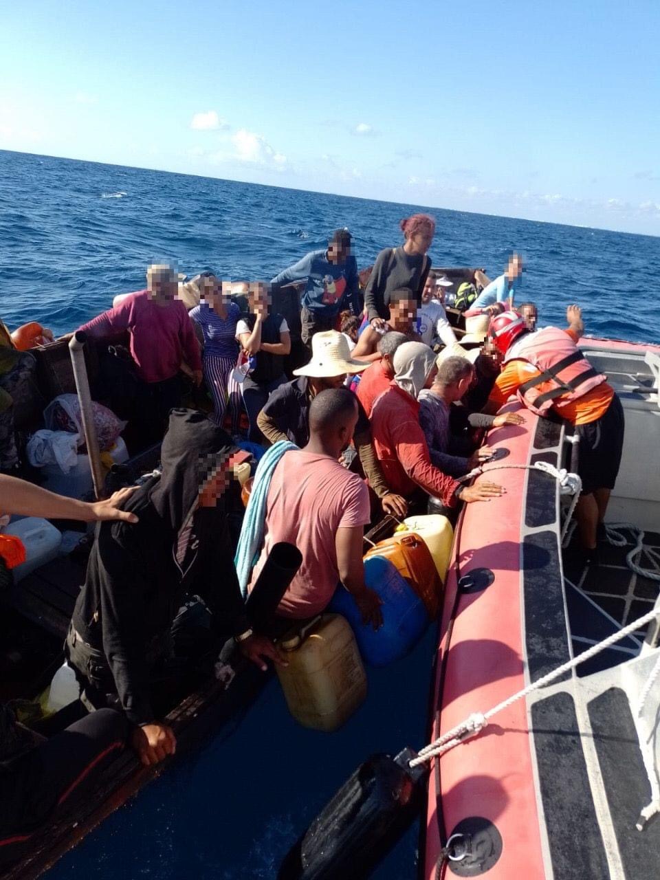 Rescatan a 30 cubanos indocumentados en costas de Quintana Roo