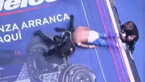 Dejan inconsciente a Blue Panther por una ‘guillotina’ en función de lucha libre 