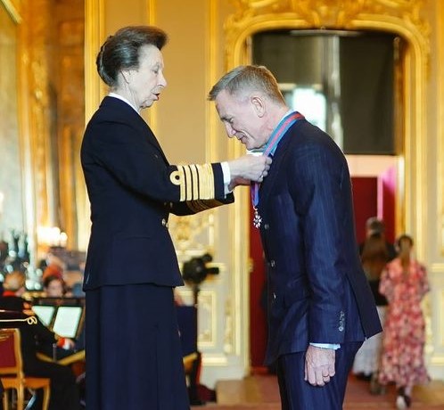 Daniel Craig recibe la condecoración de San Miguel y San Jorge, la misma que recibió “James Bond” 