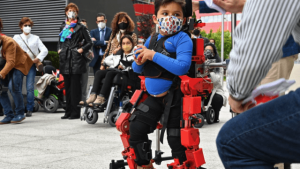 El primer exoesqueleto para ayudar a niños con parálisis cerebral ya está en México 