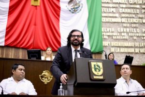 Jesús Abraham Simón Campos recibe el Reconocimiento del “Médico del Año del Estado de Yucatán”