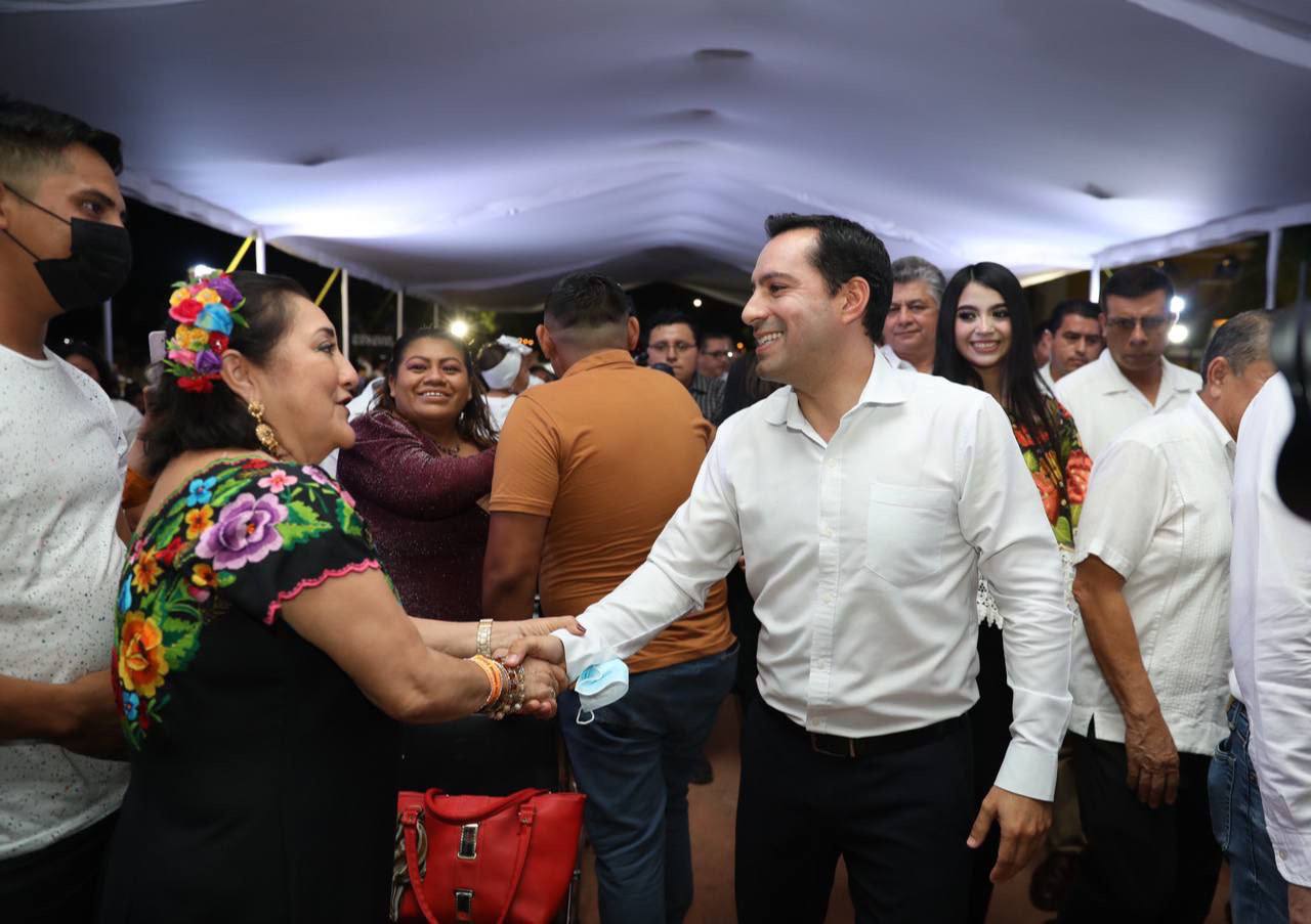 Vila atestigua la formalización matrimonial de más de 500 parejas yucatecas