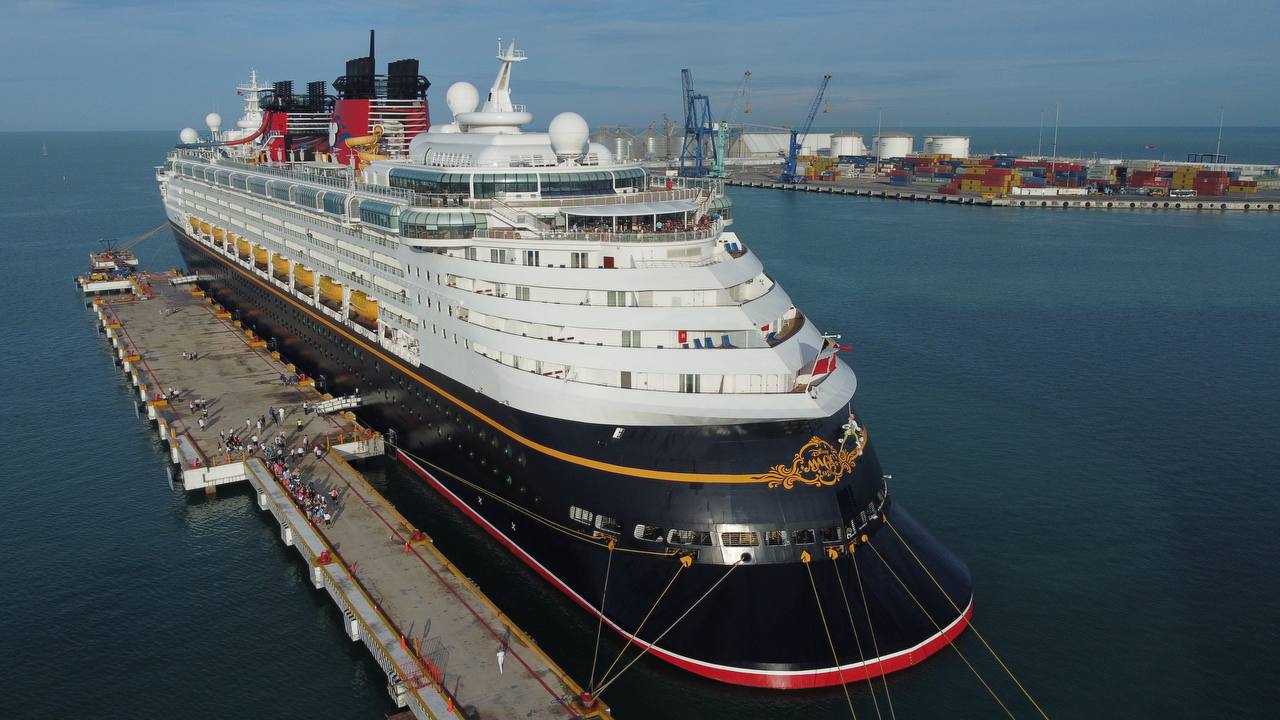 Miles de turistas llegan a Yucatán con el arribo del crucero Disney Magic