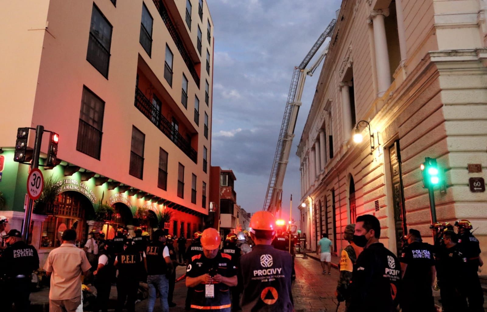 Bomberos de la SSP controlan el incendio en el techo del teatro Peón Contreras